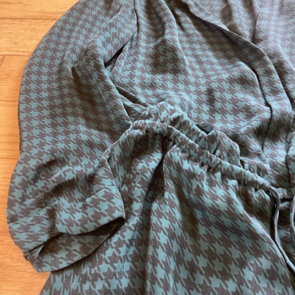 Aritzia 100% silk green houndstooth Bennett dress, XS - Picture 4 of 9